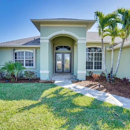 Sun-Kissed Cape Coral House With Private Pool Villa